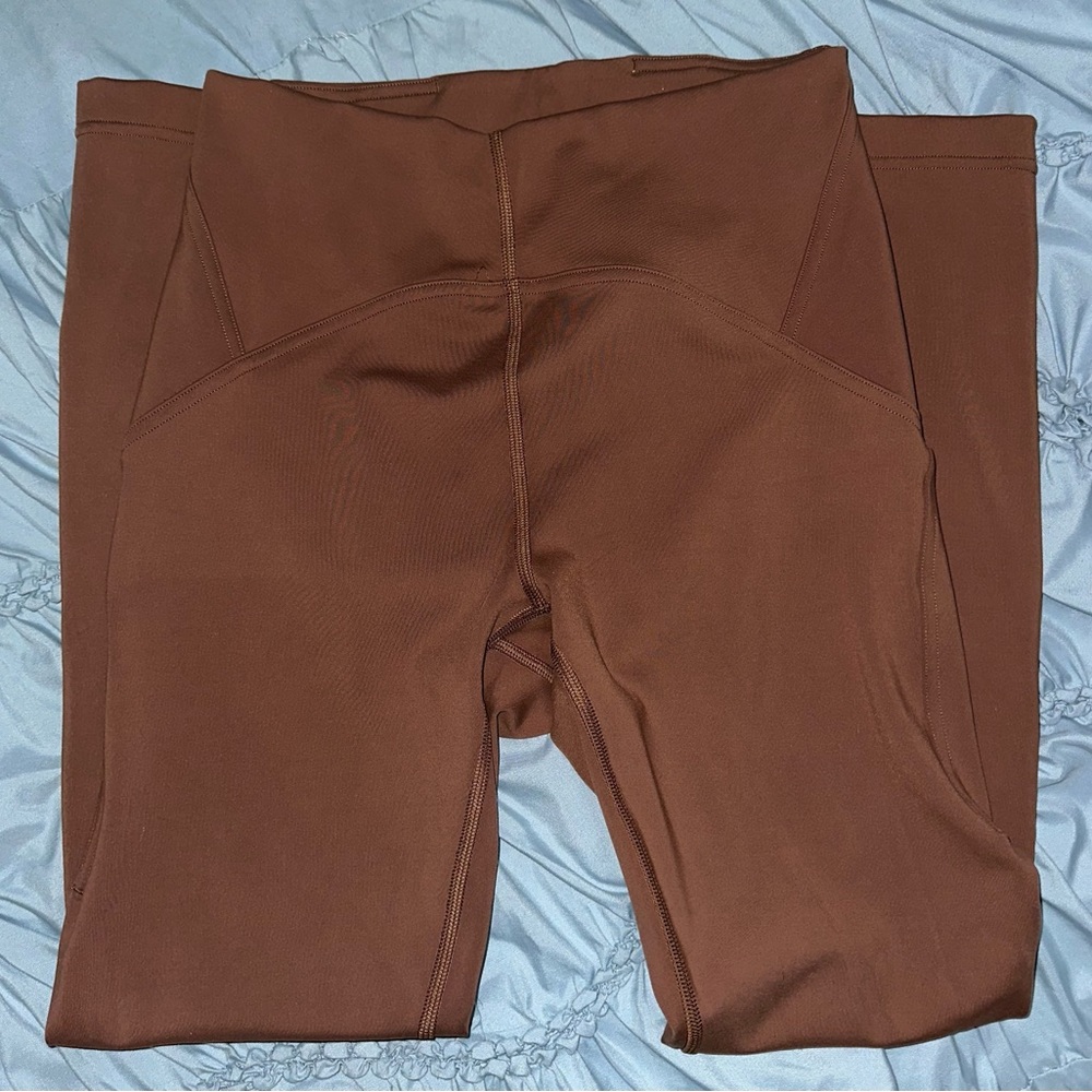 Lululemon size 6 legging. Never worn. Brown 25”